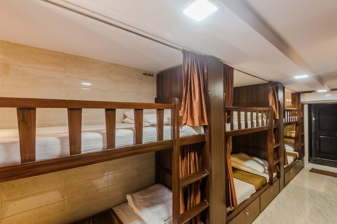 Awesome Dormitory - Men Only ムンバイ エクステリア 写真