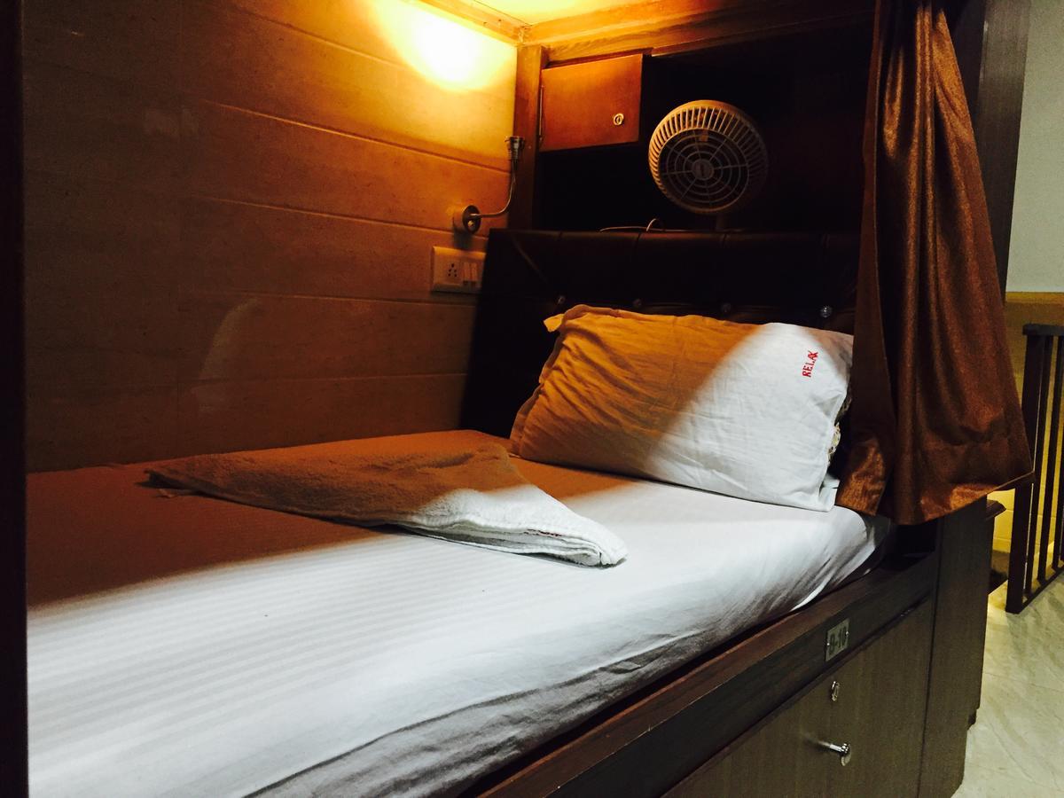 Awesome Dormitory - Men Only ムンバイ エクステリア 写真